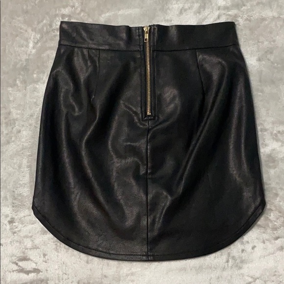 ❌SOLD❌ NWT Naked Wardrobe Scoop to the Side Skirt - Picture 2 of 7